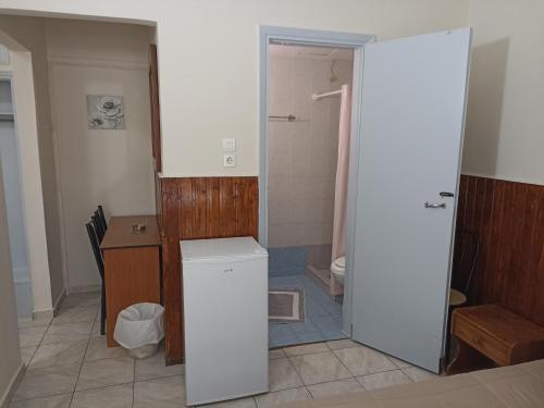 Quadruple Room with Bathroom image 5