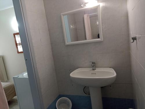 Quadruple Room with Bathroom image 3