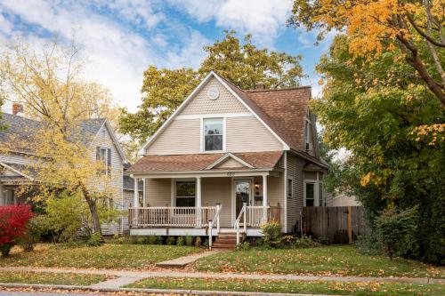 Beautiful House Walk Everywhere AC Fire Pit in Traverse City, USA