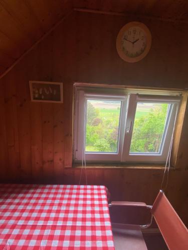 Chalet en pleine nature forêt et collines