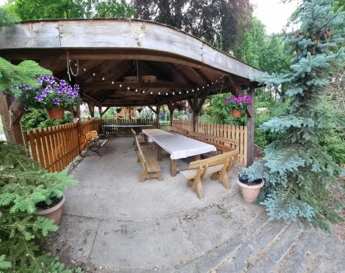 Kert, Pałac Ogartowo (Palac Ogartowo) in Polczyn- Zdroj