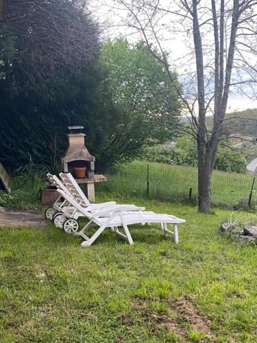 Chalet en pleine nature forêt et collines