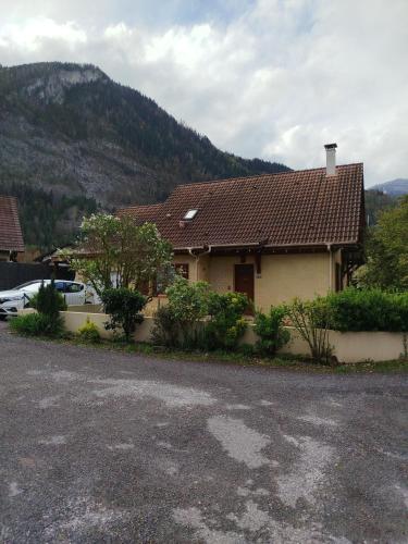 Chambre avec vue sur jardin et salle de bain à partager - Chambre d'hôtes - Cluses