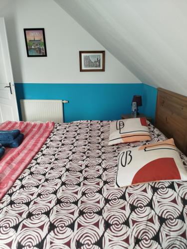 Chambre bleue dans maison avec parking chambre d'hôte Châtillon-sur-Cluses