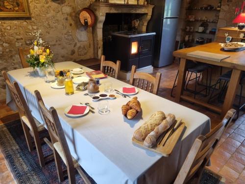 2 Suites dans demeure authentique du XVEME - Contilly