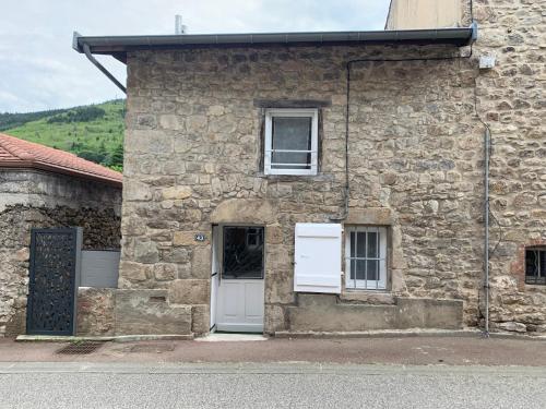Charmante petite maison climatisee, en pierre, avec acces autonome in Satillieu