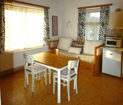 Kitchen, Zeleny prostorny aparman v Ceskem Raji in Koberovy