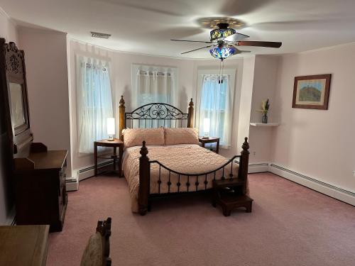 1 queen bed, 1 futon bed