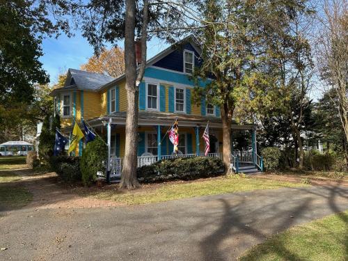 Inn on Fox Meadow - Spacious Victorian Inn