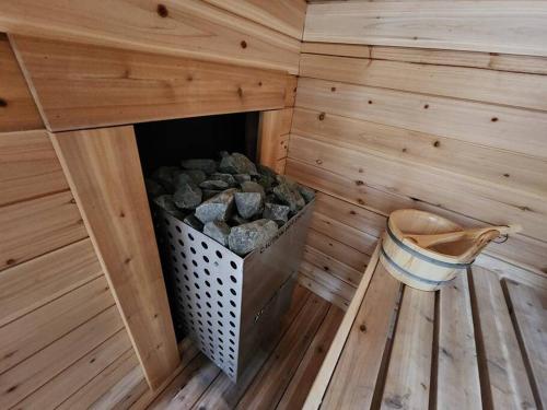 Cottontail Cabin with Hot Tub and wood fired Sauna