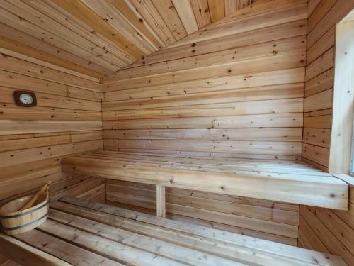 Cottontail Cabin with Hot Tub and wood fired Sauna