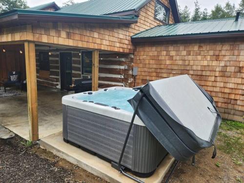 Cottontail Cabin with Hot Tub and wood fired Sauna