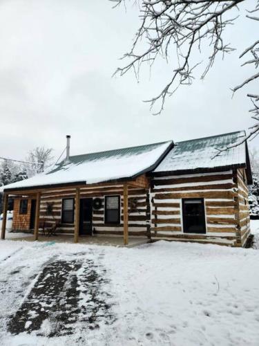 Cottontail Cabin with Hot Tub and wood fired Sauna