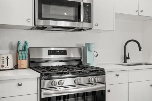 Private Cozy Guest House, King Bed, Parking, Pet Friendly near Penmar Golf Course! in Los Angeles, USA