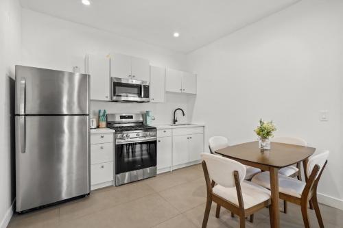 Private Cozy Guest House, King Bed, Parking, Pet Friendly near Penmar Golf Course! in Los Angeles, USA