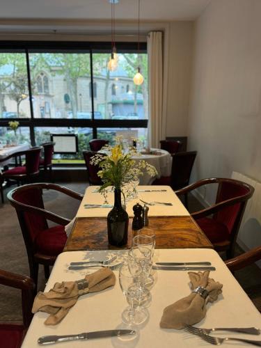 Ресторант, HOTEL PARIS VESINET- Logis Hotel Restaurant in Льо Везине