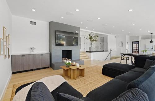 Stunning Modern 5BR Family Mansion, Panoramic views of Penmar Golf, Pet Friendly! in Los Angeles, USA
