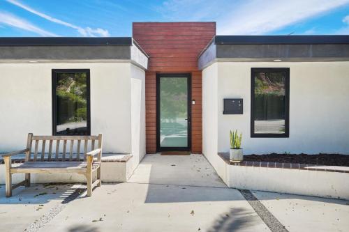 Stunning Modern 5BR Family Mansion, Panoramic views of Penmar Golf, Pet Friendly! in Los Angeles, USA
