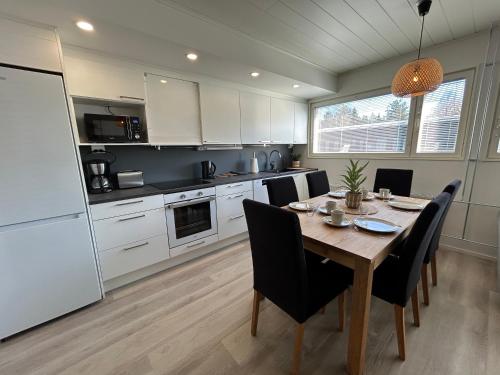 ห้องครัว, Kyllikinsola 18 B5 Tilava 52 neliöinen rivitalokaksio 1-5 henkilöä (Kyllikinsola 18 B5 Tilava 52 nelioinen rivitalokaksio 1-5 henkiloa) in เซย์นาโจคิ