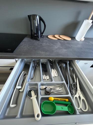 Kyllikinsola 18 B5 Tilava 52 neliöinen rivitalokaksio 1-5 henkilöä (Kyllikinsola 18 B5 Tilava 52 nelioinen rivitalokaksio 1-5 henkiloa) in เซย์นาโจคิ