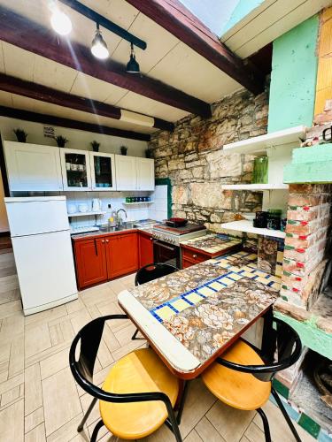 Kitchen, HOSTEL ART & JOY in Pula