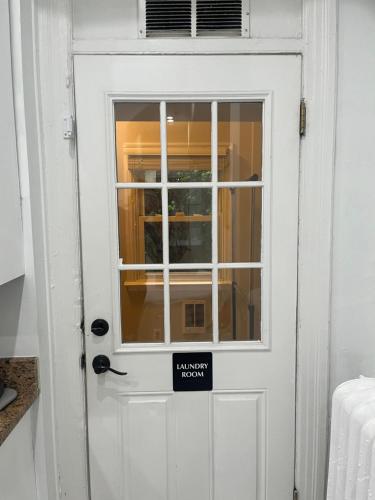 Large DUPLEX Apt 2Bdrm 1Den-Metro - image 8