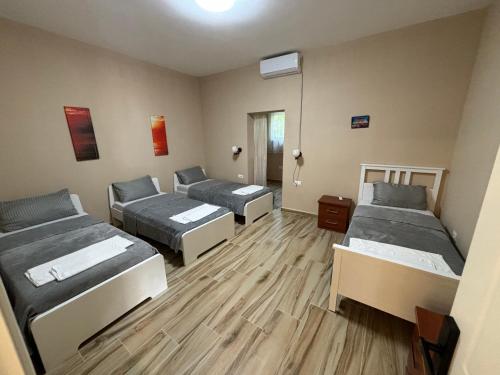 4 twin beds
