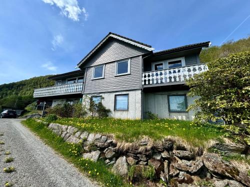 ทัศนียภาพภายนอกโรงแรม, Magnar in เอทน่ะ