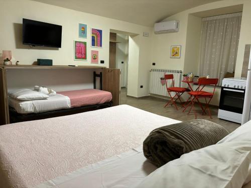 1 queen bed, 1 twin bed