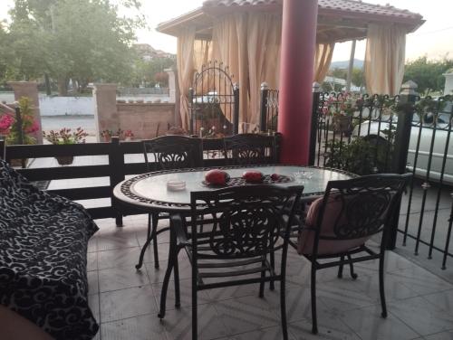 陽台/露台, Fotinishouse in 卡納拉基