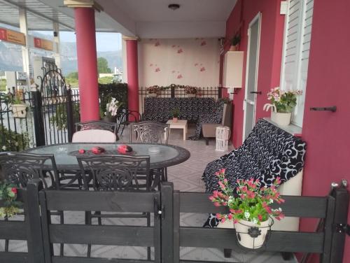 設施, Fotinishouse in 卡納拉基