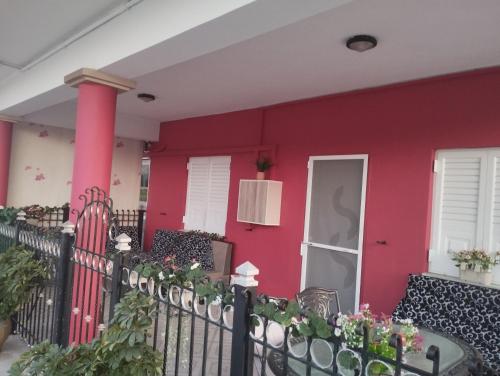 設施, Fotinishouse in 卡納拉基