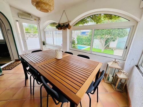 Villa with swimming pool close to the beach in Roses