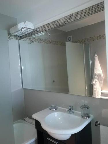 One-Bedroom Apartment image 2