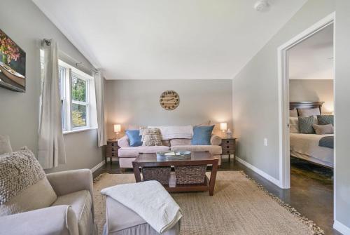 Cozy River Cabin Family Friendly! Dock Ping Pong Bball Court - image 12