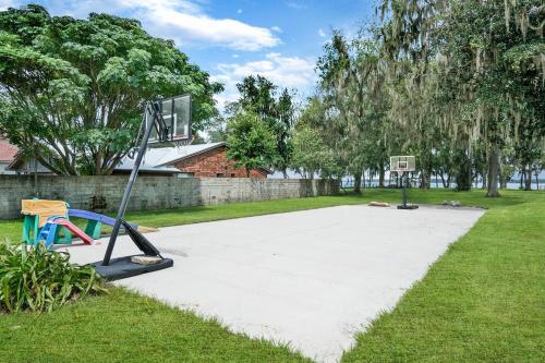 Cozy River Cabin Family Friendly! Dock Ping Pong Bball Court - image 12