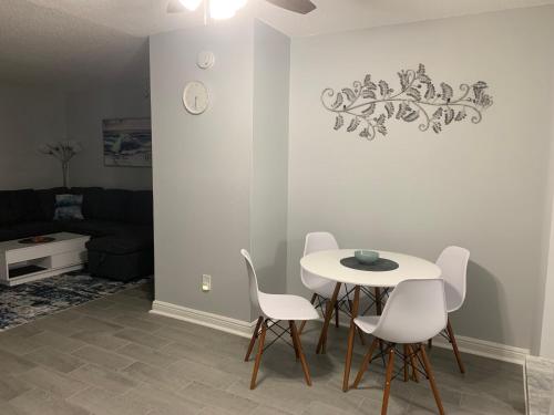 Modern 3bad2bath condo, ground floor, with backyard and shared heated pool, 1 min to food , shopping plaza and 10 min to Siesta Beach in Sarasota, USA