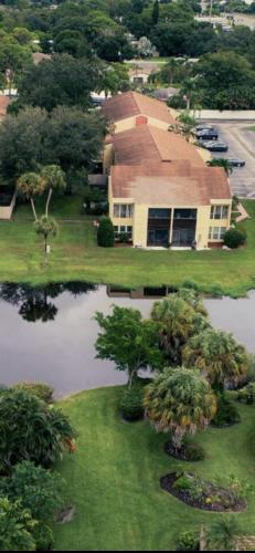 Modern 3bad2bath condo, ground floor, with backyard and shared heated pool, 1 min to food , shopping plaza and 10 min to Siesta Beach in Sarasota, USA
