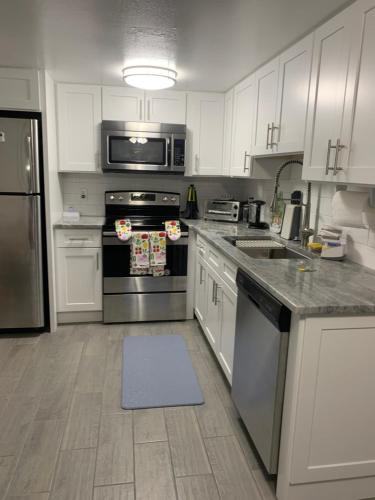 Modern 3bad2bath condo, ground floor, with backyard and shared heated pool, 1 min to food , shopping plaza and 10 min to Siesta Beach in Sarasota, USA