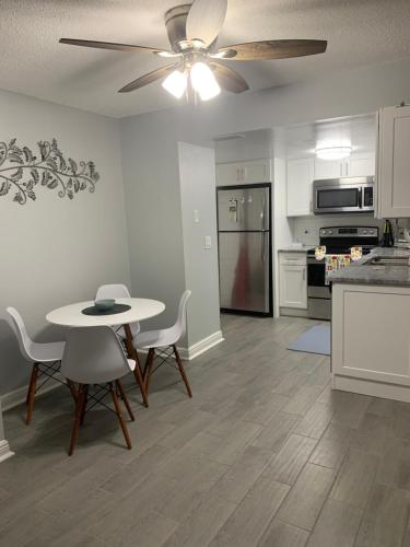 Modern 3bad2bath condo, ground floor, with backyard and shared heated pool, 1 min to food , shopping plaza and 10 min to Siesta Beach in Sarasota, USA