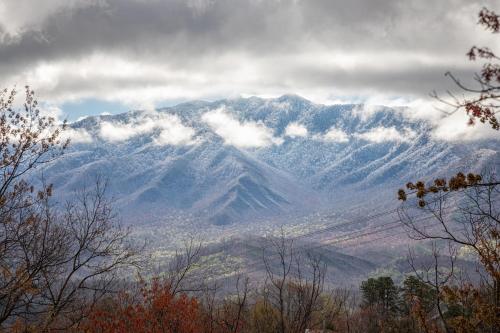 Gatlinburg Cabin With Breathtaking Views, Hot Tub, Sauna, 10 min to downtown and National Park in Gatlinburg, USA