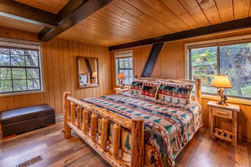 Gatlinburg Cabin With Breathtaking Views, Hot Tub, Sauna, 10 min to downtown and National Park in Gatlinburg, USA