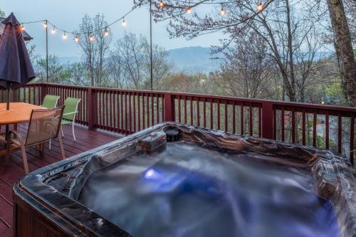 Gatlinburg Cabin With Breathtaking Views, Hot Tub, Sauna, 10 min to downtown and National Park in Gatlinburg, USA