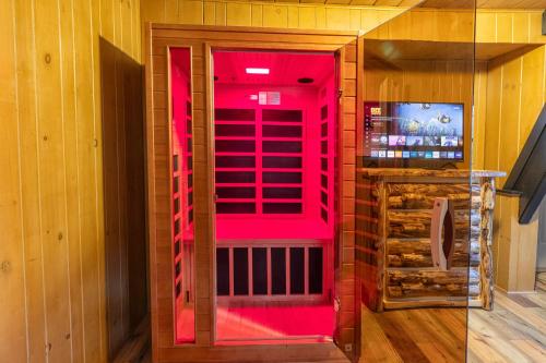 Gatlinburg Cabin With Breathtaking Views, Hot Tub, Sauna, 10 min to downtown and National Park in Gatlinburg, USA