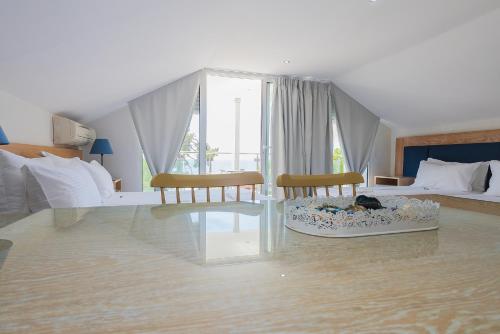 Le Monde SeaView Suites