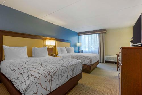 Queen Room with Two Queen Beds and Bath Tub - Mobility Accessible - Non smoking