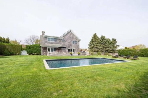 Stunning Farmhouse with Heated pool in NoFo by winery in Aquebogue, USA