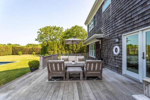 Stunning Farmhouse with Heated pool in NoFo by winery in Aquebogue, USA