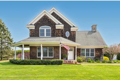 Stunning Farmhouse with Heated pool in NoFo by winery in Aquebogue, USA