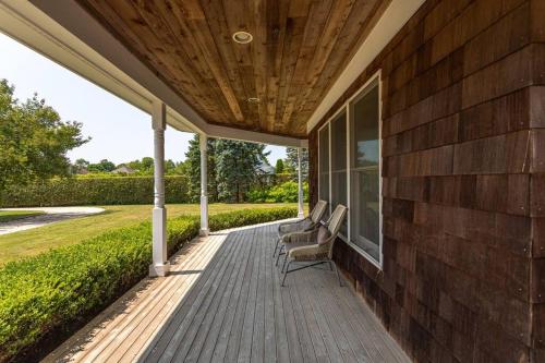Stunning Farmhouse with Heated pool in NoFo by winery in Aquebogue, USA